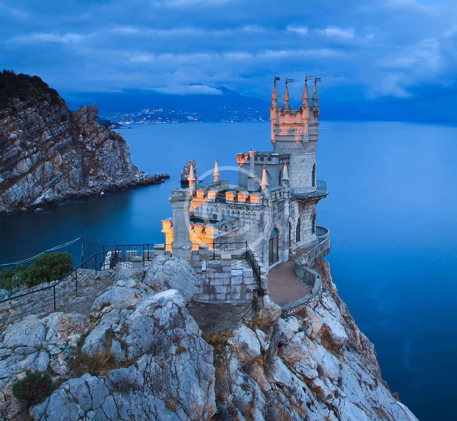Swallow’s Nest castle at sunset is the beautiful soul of Ukraine